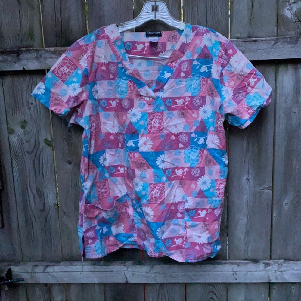 Floral Scrub Top sz. M
